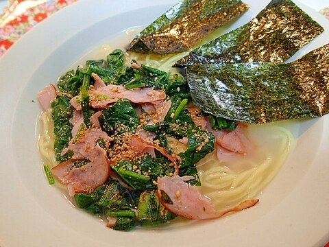 ハムほうれん草炒めをのせた「とんこつラーメン」♬